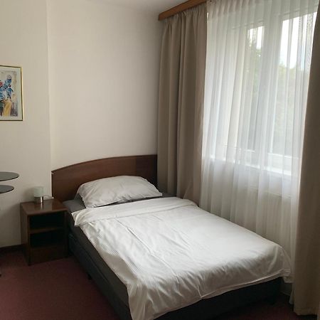 Hotel-Pension Kamyk Прага Экстерьер фото
