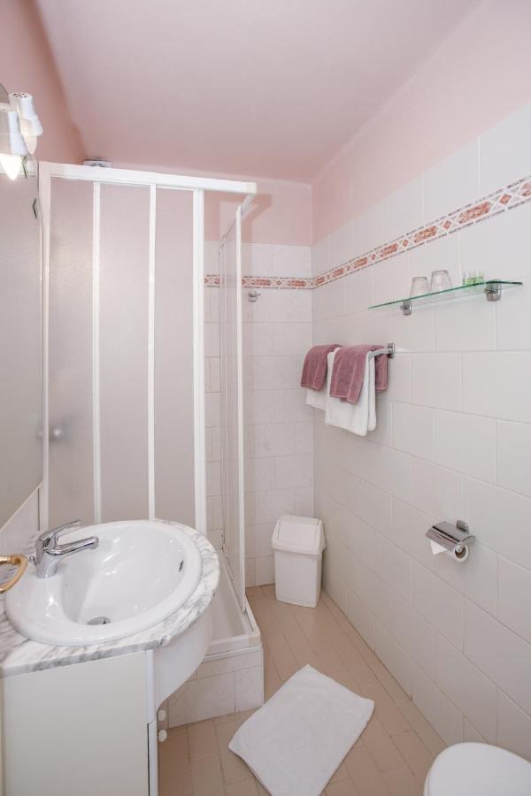 Hotel-Pension Kamyk Прага Экстерьер фото