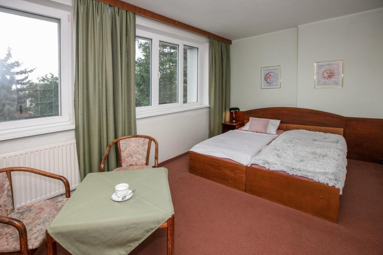 Hotel-Pension Kamyk Прага Экстерьер фото