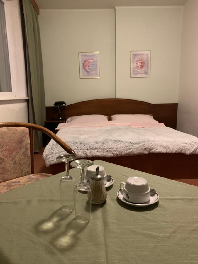 Hotel-Pension Kamyk Прага Экстерьер фото