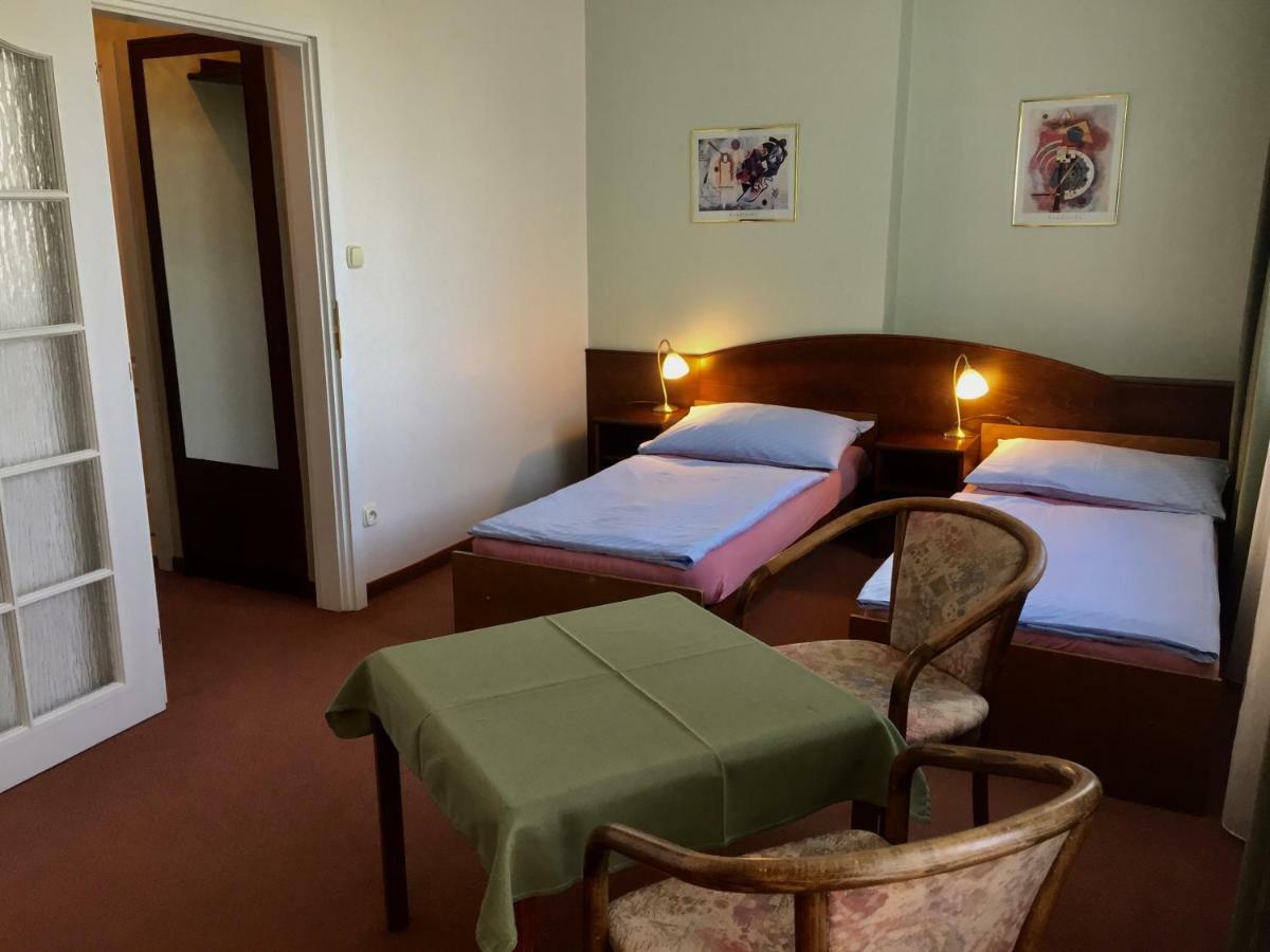 Hotel-Pension Kamyk Прага Экстерьер фото