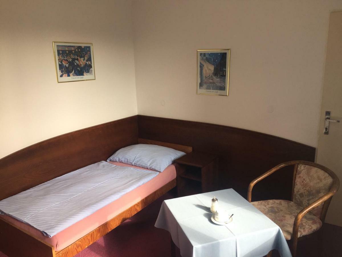 Hotel-Pension Kamyk Прага Экстерьер фото